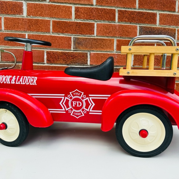 VTG Speedster Red Fire Truck Ride On Pedal Toy Car Hook & Ladder Sit On EUC - Picture 6 of 16